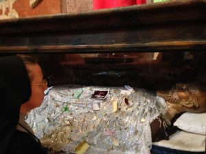 A popular devotion to offer alms to San Xavier asking him to pray for specific intentions.